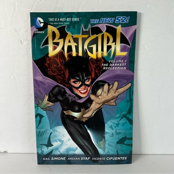 DC Comics Batgirl Volume 1 The Darkest Reflection TPB Sleeved Simone Syaf - Picture 1 of 3